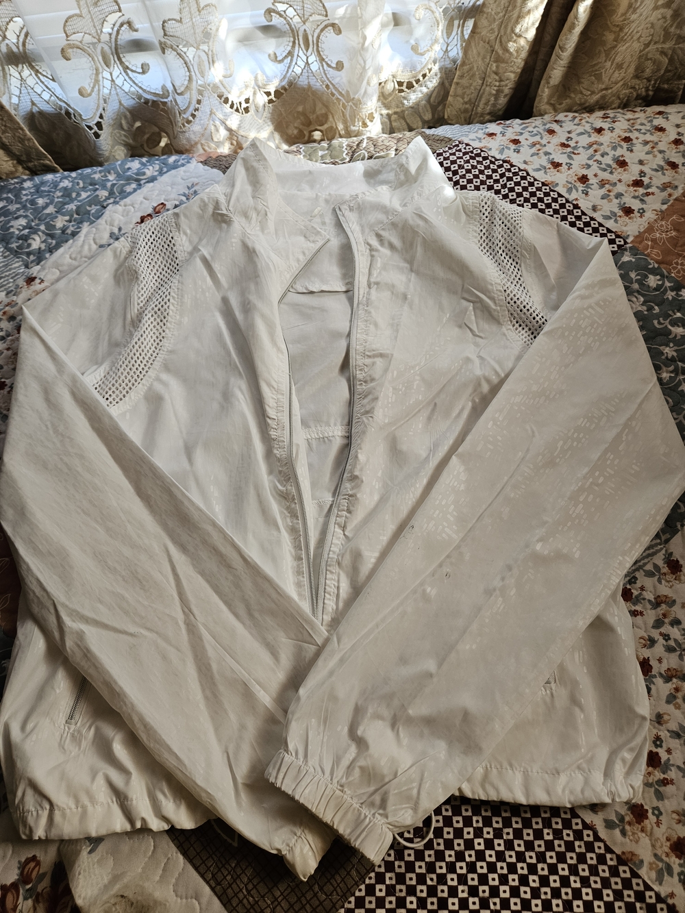 IC COLLECTION Cream Lightweight Athletic Windbreaker
